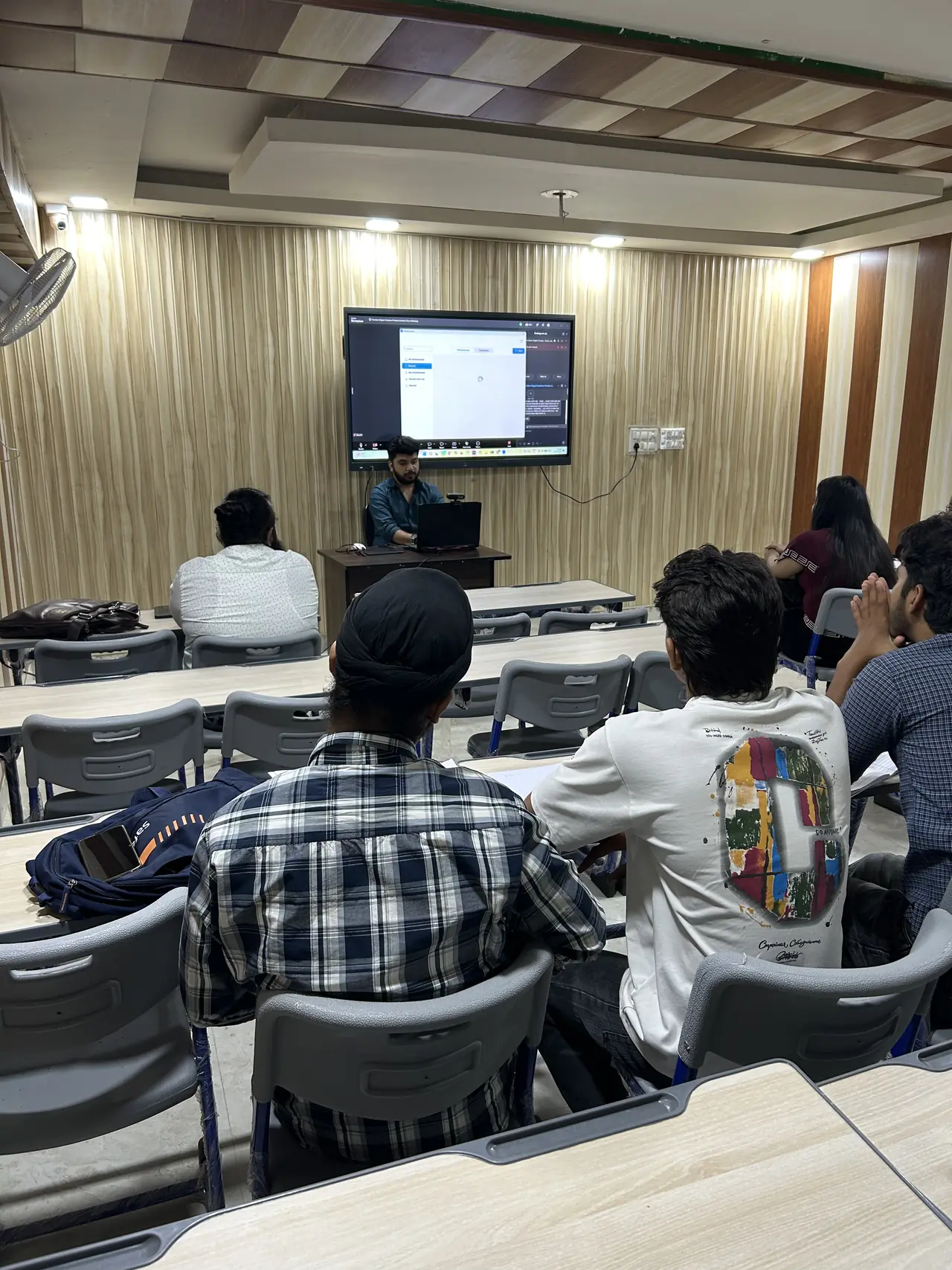 Trainer sharing a campaign screen with students during a Social Baniya Academy class
